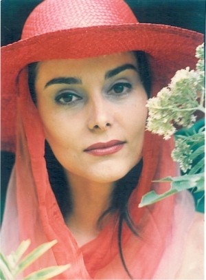 Actrita Manuela Golescu a oferit la Targul International de Icoane autografe pe CD-ul sau