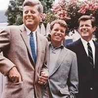 Ted Kennedy va fi inmormantat alaturi de fratii sai