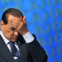 Pumn in mecla: Berlusconi a pierdut doi dinti