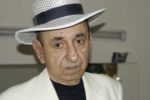 Actorul Teatrului de Revista "Constantin Tanase" Nae Lazarescu isi aniverseaza ziua de nastere prin munca
