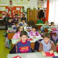 Scolile si gradinitele isi reiau cursurile maine