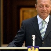Traian Basescu poarta mov pe stema din 2005!