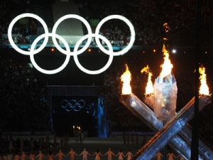 JO de Iarna de la Vancouver: Flacara olimpica a fost aprinsa de 4 mari sportivi canadieni
