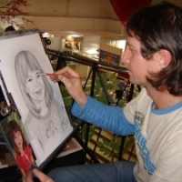 Artistul Lucian Mantoc face portrete si picteaza martisoare pe sticla