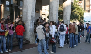 Unii studenti romani abandoneaza facultatea din cauza cheltuielilor zilnice