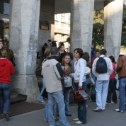 Unii studenti romani abandoneaza facultatea din cauza cheltuielilor zilnice