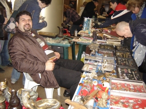 Mihai Tanase, presedintele Asociatiei Culturale a Colectionarilor si Anticarilor din Romania: "Venim aici sa facem schimb de decoratii, de monede si de insigne"