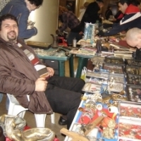 Mihai Tanase, presedintele Asociatiei Culturale a Colectionarilor si Anticarilor din Romania: "Venim aici sa facem schimb de decoratii, de monede si de insigne"