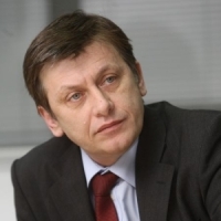 Crin Antonescu respinge ideea dictaturii pe care s-ar pregati sa o instaureze in partid