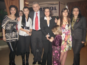 Christian Ciocan a dansat cu politistele, la petrecerea de 8 martie de la Old School Club