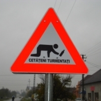 Semn de circulatie inedit: Cetateni turmentati