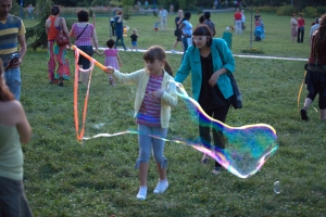 Maestrii percutionisti si artistii flow arts din Asociatia Macaia iti dau intalnire in Parcul Circului