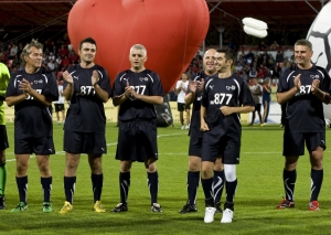 Vedetele joaca fotbal in scop caritabil

