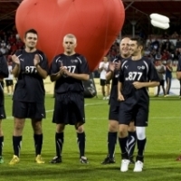 Vedetele joaca fotbal in scop caritabil

