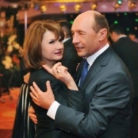Basescu sfatuieste poporul cum sa treaca de criza: Chef cu dans, la "Ciresica" din Neptun