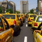 Taximetristii protesteaza in parcarea din fata Salii Polivalente