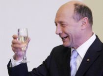 In timp ce poporului ii recomada austeritate, Basescu mananca, bea si petrece la restaurant!