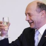 In timp ce poporului ii recomada austeritate, Basescu mananca, bea si petrece la restaurant!
