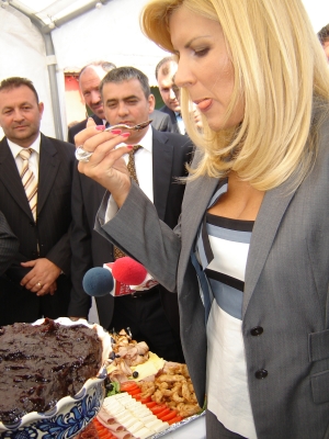 Elena Udrea vrea sa tina un regim de slabit cu magiunul de prune de Topoloveni
