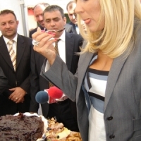 Elena Udrea vrea sa tina un regim de slabit cu magiunul de prune de Topoloveni
