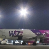 Zece romani au fost arestati pe aeroportul din Budapesta din cauza ca au protestat