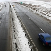 A venit iarna: Reguli pentru condusul masinilor pe drumuri cu polei, zapada sau gheata