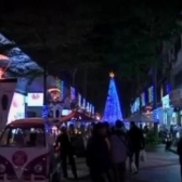 In Taiwan, a fost luminat un brad din 80.000 de linguri de plastic!