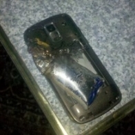 Cazuri terifiante: baterii de telefoane mobile care explodeaza!