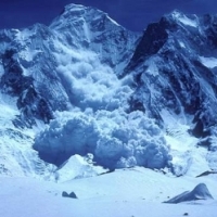 Surprinsi de avalansa in munti: 5 turisti bucuresteni, cautati de salvamontisti 