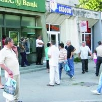 Pensionarii au luat cu asalt bancomatele