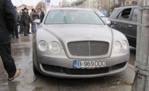 Bentley-ul de 150.000 de euro al patronului OTV Dan Diaconescu a ajuns in Dambovita, de unde a fost scos cu o macara