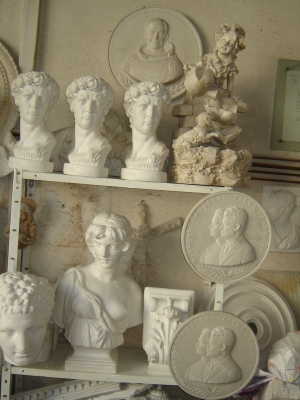 O sculptura cu Nicolae si Elena Ceausescu costa 30 RON, mai scumpa decat un bust cu Lenin