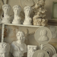 O sculptura cu Nicolae si Elena Ceausescu costa 30 RON, mai scumpa decat un bust cu Lenin
