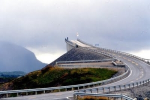 Podul Storseisundet, cel mai lung dintre cele opt poduri care alcatuiesc drumul Atlantic
