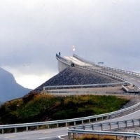 Podul Storseisundet, cel mai lung dintre cele opt poduri care alcatuiesc drumul Atlantic