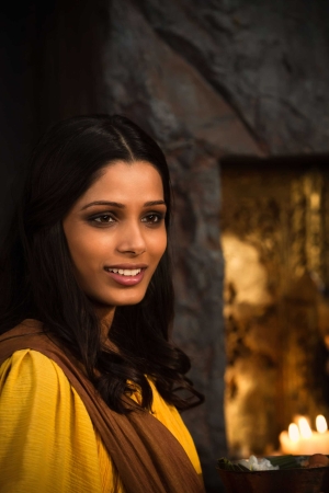 Freida Pinto se dezbraca pentru apocalipsa, din 11.11.11

