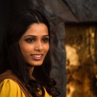 Freida Pinto se dezbraca pentru apocalipsa, din 11.11.11

