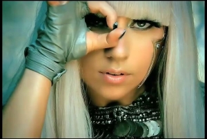 Lady Gaga apare intr-un filmulet transportata pe o targa pe holurile unei clinici psihiatrice