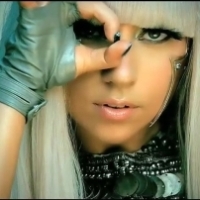 Lady Gaga apare intr-un filmulet transportata pe o targa pe holurile unei clinici psihiatrice