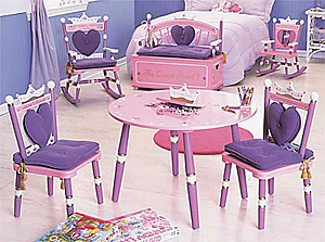 Mobilierul din lemn de la Mini Furniture, pentru copii intre 12 luni si zece ani