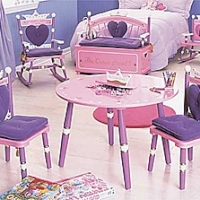 Mobilierul din lemn de la Mini Furniture, pentru copii intre 12 luni si zece ani
