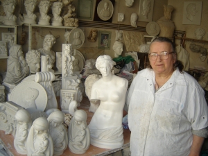 Artista Maria Radulescu o sculpteaza pe zeita Nefertiti in ipsos