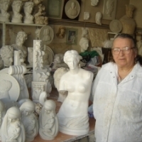 Artista Maria Radulescu o sculpteaza pe zeita Nefertiti in ipsos