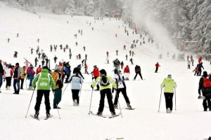 Strat de zapada de 15-30 cm pe partiile de schi din statiunile Azuga, Busteni si Sinaia