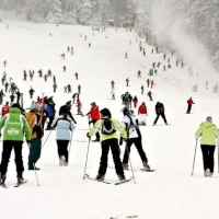 Strat de zapada de 15-30 cm pe partiile de schi din statiunile Azuga, Busteni si Sinaia