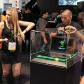 CES 2012: Hostesse sumar imbracate starnesc controverse
