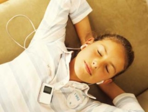 Ascultarea muzicii la casti, la iPod si MP3, provoaca tulburari de auz