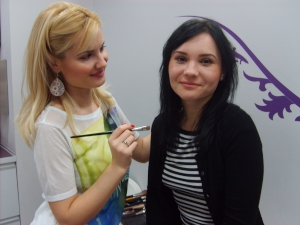 Ileana Popescu, make-up artist la salonul Exclusive Hair Style: "Se poarta sprancenele conturate si nu se mai poarta cele pensate excesiv!"
