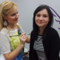 Ileana Popescu, make-up artist la salonul Exclusive Hair Style: "Se poarta sprancenele conturate si nu se mai poarta cele pensate excesiv!"
