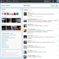 Toate mesajele postate pe Twitter cu hashtagul revolutie au fost proiectate pe zidul de la Universitate